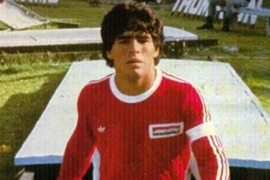 Maradona en Argentinos Juniors en 1980 (foto balón Latino)