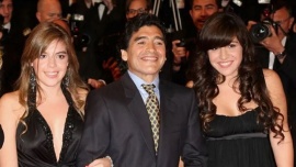 Dalma se derrumbó en pleno velatorio de Maradona y Gianinna tuvo que sostenerla en el piso