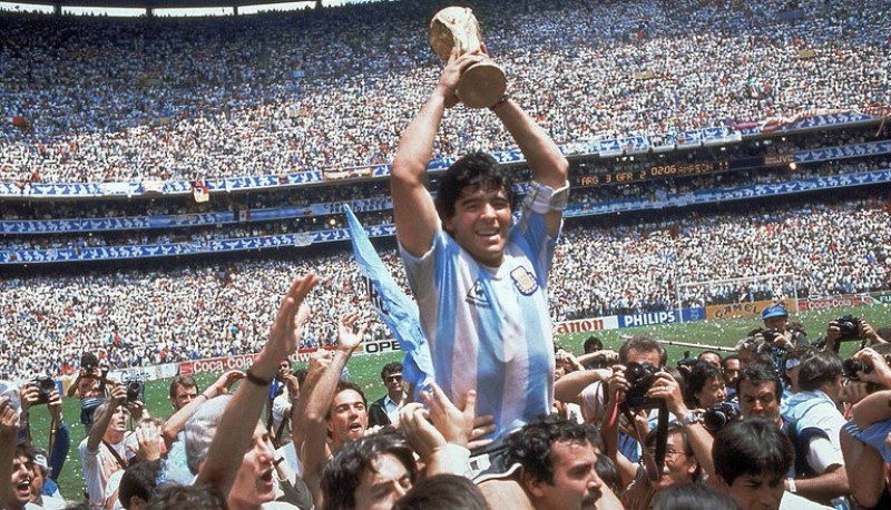 Maradona levanta la copa del mundo en 1986 (AP Photo/Carlo Fumagalli, File)