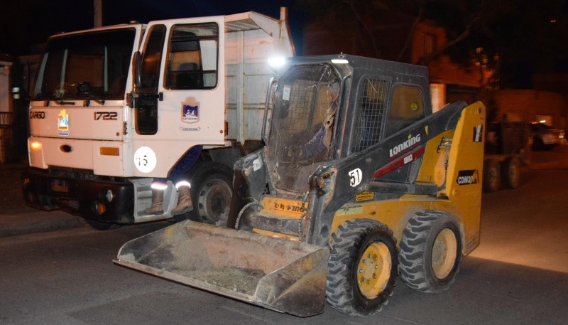 Río Gallegos| En operativo nocturno, se realizó limpieza integral de calle José Ingenieros