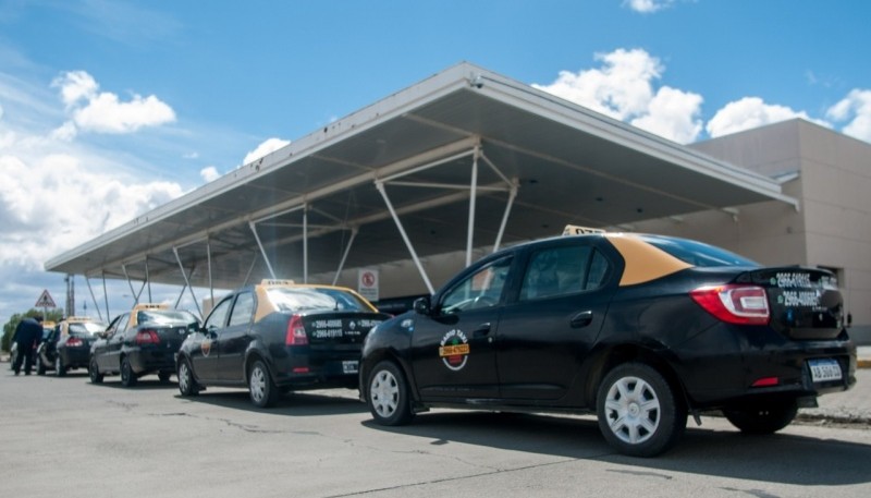 Los taxistas reclamaron en el aeropuerto. (Foto: Leandro Franco). 