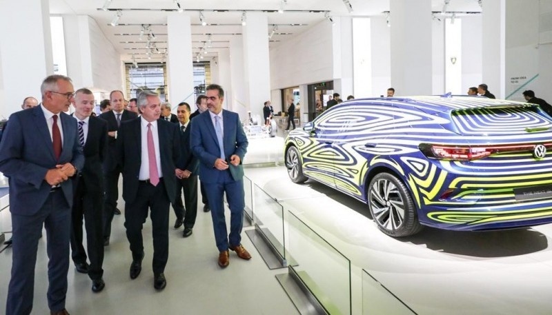 Alberto Fernández junto a autoridades del Grupo Volkswagen (Foto archivo).