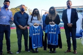 Dalma y Gianinna estuvieron en el homenaje que le hizo Gimnasia a Diego Maradona
