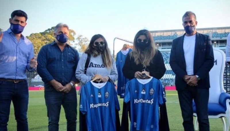 Dalma y Gianinna estuvieron en el homenaje que le hizo Gimnasia a Diego Maradona
