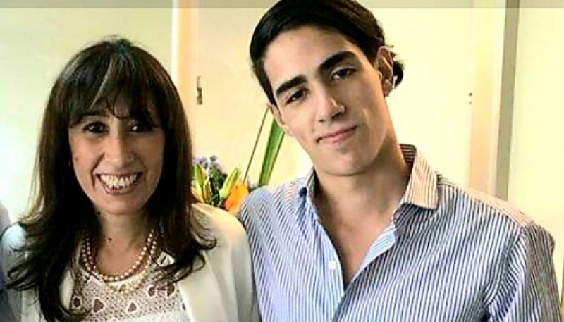 Roxana Reyes junto a su hijo Renzo. 