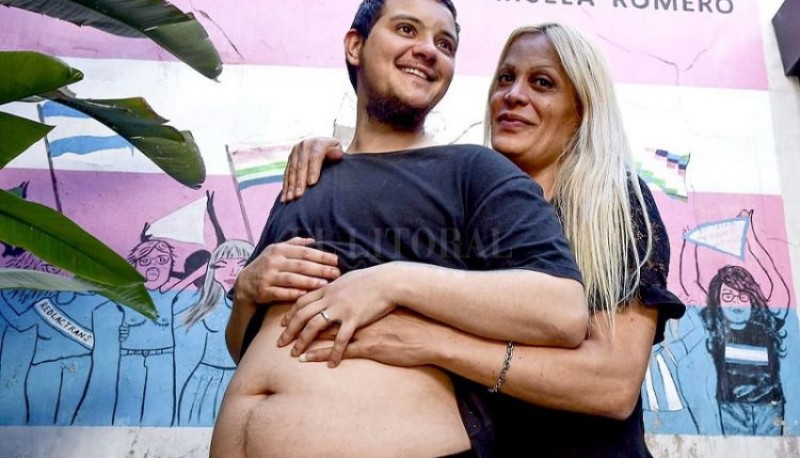 Un varón trans tendrá un bebé junto a una mujer trans
