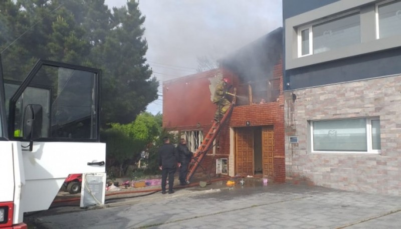 Bomberos trabajando en el lugar (Foto: M.R)