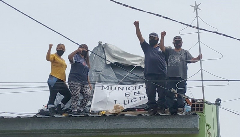 Trabajadores arriba del techo del Municipio. 