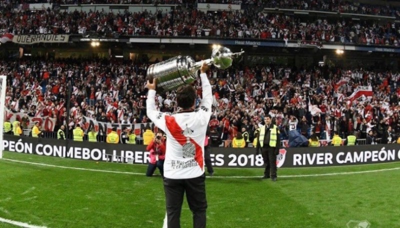 Marcelo Gallardo, director técnico de River Plate, levantando la Copa Libertadores.