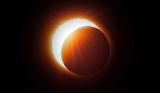 Un astrólogo predijo un “camino oscuro” después del eclipse solar