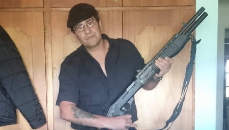 En su perfil de Facebook, Puebla se mostraba con un arma de fuego.