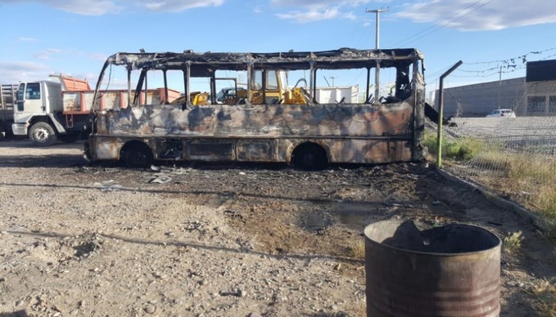 Colectivo incendiado. 