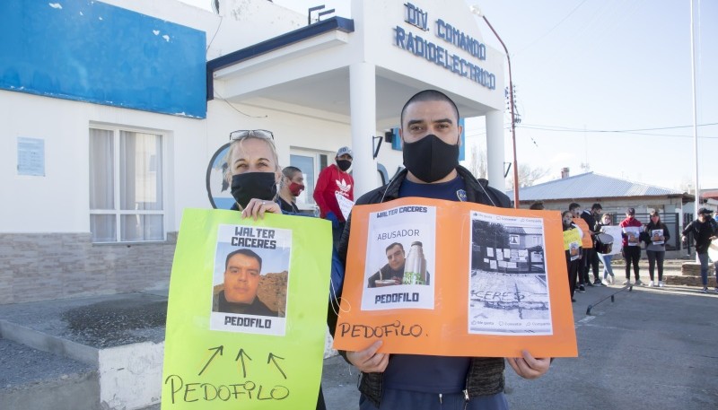 Los padres de la víctima en la puerta del Comando Radioeléctrico. (Foto archivo)