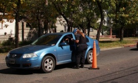 Escondió a su amante en el baúl mientras viajaba con su esposa