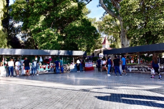 Trelew| “NavidArte” en el Paseo Navideño de la Plaza Independencia