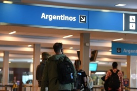 Argentinos que regresen del exterior podrán optar entre PCR negativo o cuarentena