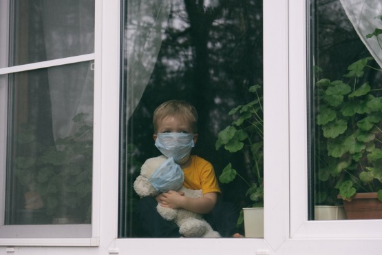 Por qué los niños se enferman y contagian menos el COVID-19