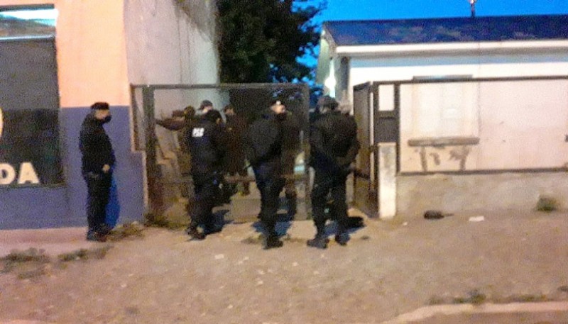 Los hombres fueron aprehendidos por el personal policial. 