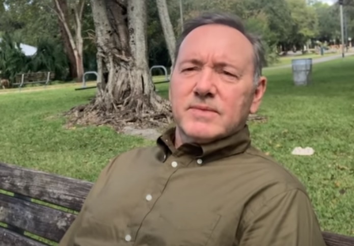 Kevin Spacey reapareció con un extraño mensaje navideño.