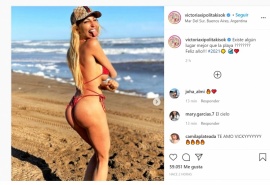 Vicky Xipolitakis se divirtió haciendo extrañas poses en la playa