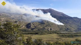 Santa Cruz| Trabajan para sofocar incendio en bosques de cañadón del Río Oro