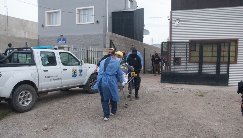  Producto del accidente, el obrero terminó siendo trasladado al Hospital Regional Río Gallegos. (Leandro Franco)