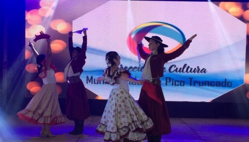 Se diseñó una grilla de escuelas de danzas, solistas y grupos musicales locales.