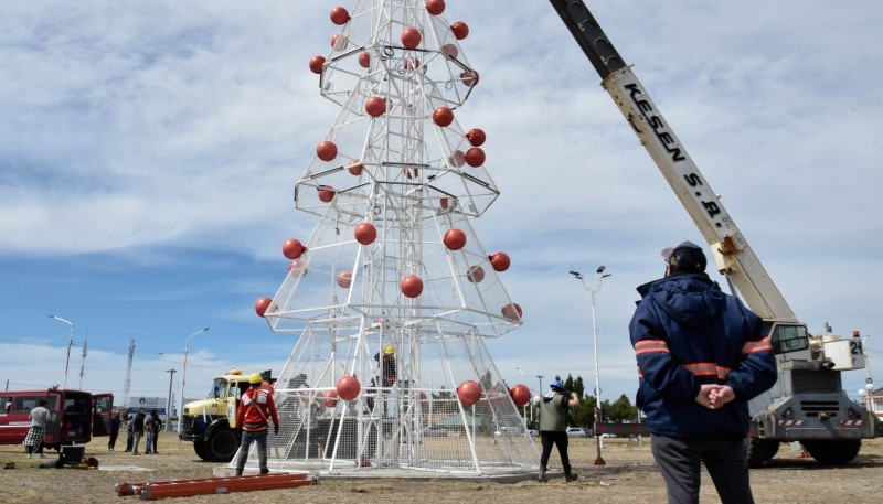 El árbol navideño se ha compuesto del armado de cinco estructuras metálicas, las cuales se han fabricado íntegramente en los talleres de herrería del municipio con la planificación y dirección de empleados de la municipalidad de Río Gallegos. 