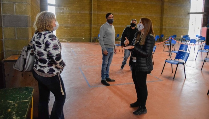 La secretaria junto al intendente en el gimnasio municipal