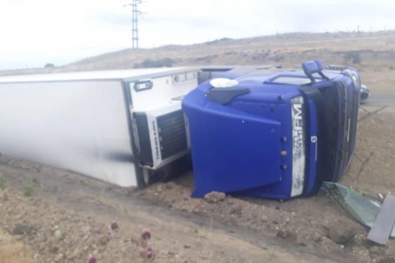 Esquel| Camión volcó por esquivar baches 