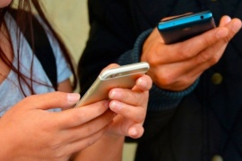 Prisión para un hombre por revisar mensajes del celular de su pareja