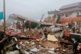 Fuerte sismo golpeó Indonesia: más de 30 muertos y cientos de desaparecidos