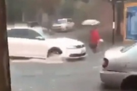 Una boca de tormenta "tragó" a una mujer en Rosario