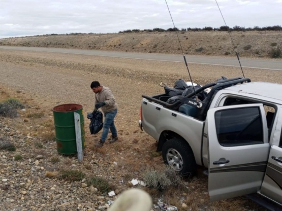 Santa Cruz| Recolectan basura en la ruta 3