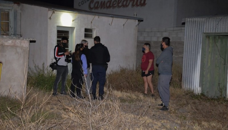 Efectivos de policía en el lugar del hecho, alrededor de las 21:10