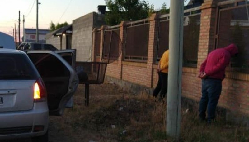 Los delincuentes siendo detenidos en el lugar. 