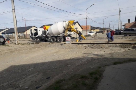  la colocación del pavimento en las calles, más el cordón cuneta y veredas, 