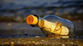 Encontraron un mensaje dentro de una botella que flotó en el mar durante años