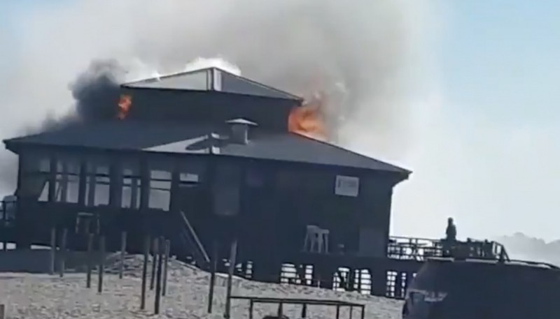 Voraz incendio en un parador en Pinamar