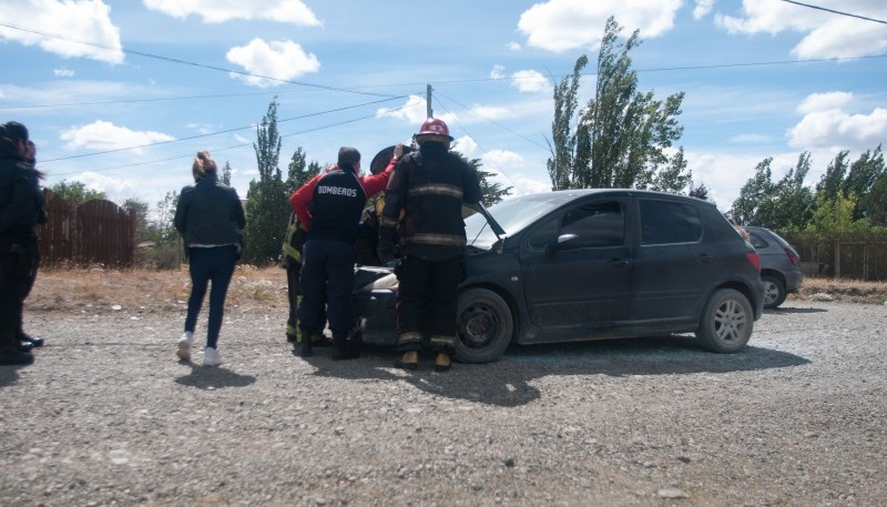 El vehículo siendo atendido por los bomberos.