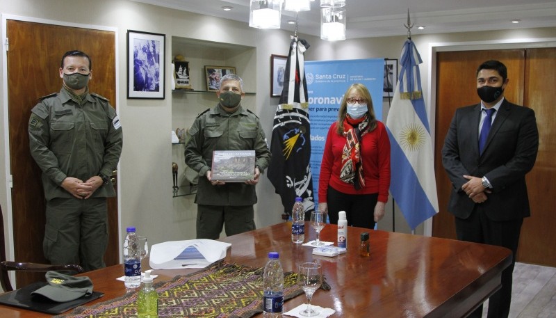 Alicia junto a autoridades de Gendarmería.