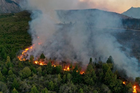 El viento y el calor reavivaron el fuego en El Bolsón