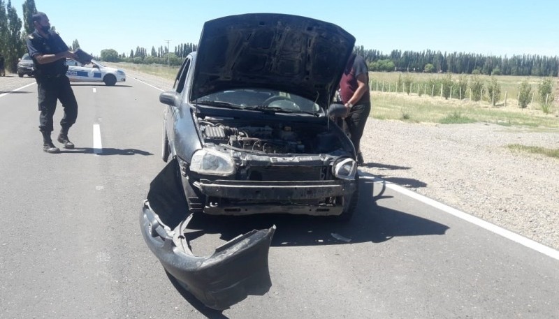 El Corsa terminó con importantes daños en la parte frontal.