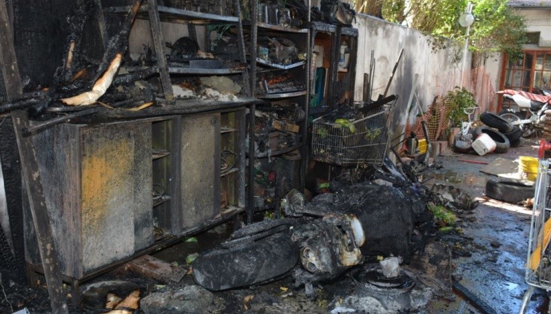 El garaje de la casa quedó destruido por el fuego. (Foto: C.R.)