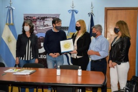 Pablo Grasso entregó Banderas de ceremonia al Colegio de Farmacéuticos