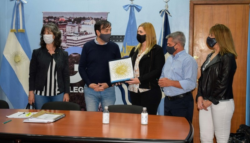 Pablo Grasso entregó Banderas de ceremonia al Colegio de Farmacéuticos 