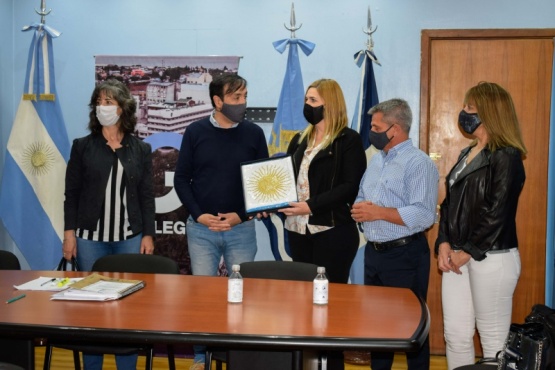Pablo Grasso entregó Banderas de ceremonia al Colegio de Farmacéuticos 