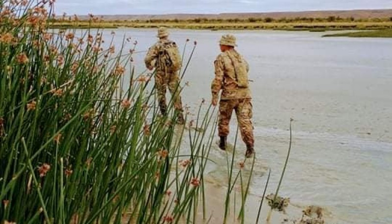 Efectivos del Ejército rastrillan la orilla del río.