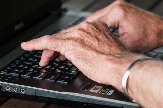 Un anciano publicó un anuncio en un diario para denunciar que su conexión a internet era muy lenta