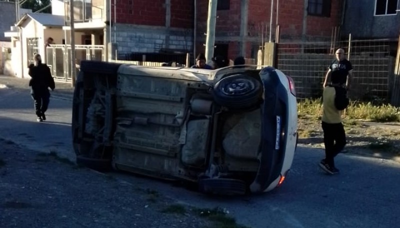 Vuelco y fuga en Río Gallegos 